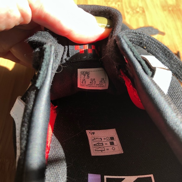 Authentic Vans skateboarding shoes (practically brand new) - Picture 7 of 8